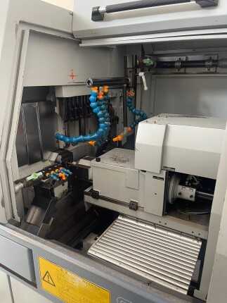 Tornio a fantina mobile a 5 assi Cnc